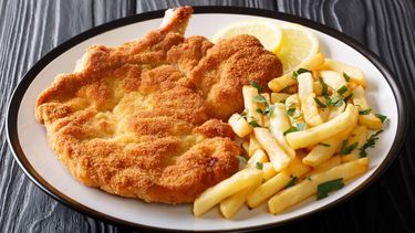 Con fideos, con papas o con ensalada, a la napolitana o solo con un toque de limón, la tradicional milanga es hoy una comida típica de la gastronomía argentina. Con fideos, con papas o con ensalada, a la napolitana o solo con un toque de limón, la tradicional milanga es hoy una comida típica de la gastronomía argentina.