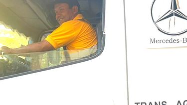 Javier Gallardo, el inspector de Tránsito municipal que tomó el control de la situación y logró sacar el camión que quedó trabado en una encrucijada del microcentro. Javier Gallardo, el inspector de Tránsito municipal que tomó el control de la situación y logró sacar el camión que quedó trabado en una encrucijada del microcentro.