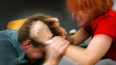 La Policía rescató al joven que estaba encerrado por su pareja y la asistieron a ella para trasladarla al espacio de salud mental del Hospital San José. La Policía rescató al joven que estaba encerrado por su pareja y la asistieron a ella para trasladarla al espacio de salud mental del Hospital San José.