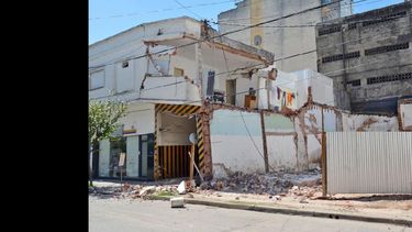 El derrumbe que se produjo el jueves en Pueyrredón al 600, encendió la alarma en varios sectores de la ciudad. (LA OPINION)