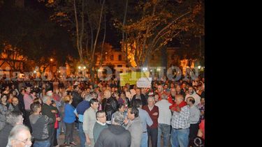 Cientos de vecinos se manifestaron anoche frente al Palacio Municipal para continuar sus reclamos. (LA OPINION)