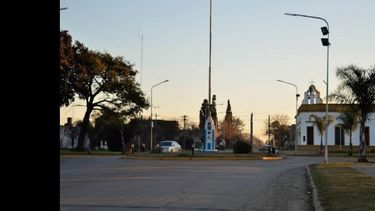 El mismo sujeto intentó ingresar en varios comercios ubicados sobre la avenida principal del pueblo. (FACEBOOK MANUEL OCAMPO-JAVIER PINTOS)
