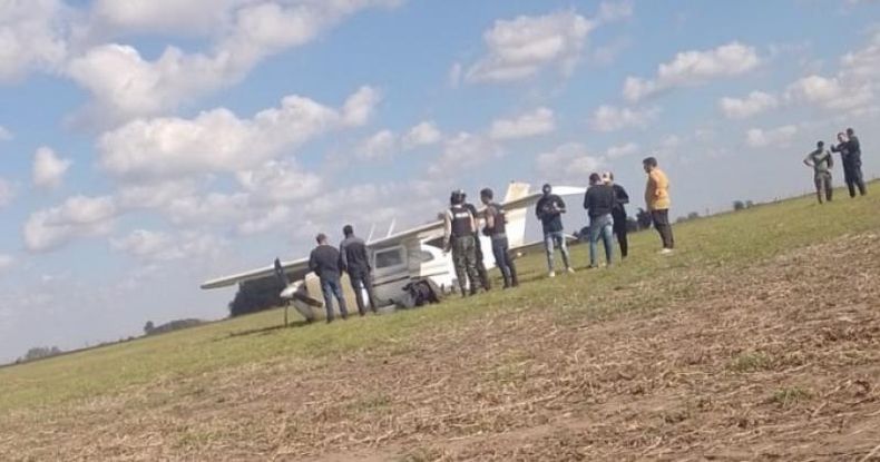 Las fuerzas Policiales de Patrulla Rural y Drogas Ilícitas Pergamino desarrollaron las primeras actuaciones en el campo donde hallaron la avioneta.