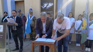 Durante el acto se llevó a cabo la firma del convenio protocolar y solemne mediante el que el Municipio cede el espacio al Centro de exCombatientes. Durante el acto se llevó a cabo la firma del convenio protocolar y solemne mediante el que el Municipio cede el espacio al Centro de exCombatientes.
