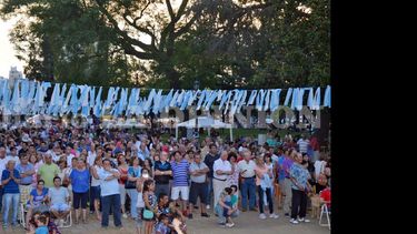 Al caer el sol, los pergaminenses dijeron presente en la festividad que propuso el Concejo Deliberante para celebrar el cumpleaños 120 de la ciudad. (LA OPINION)