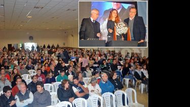 Exactamente 508 familias participaron del acto en que fueron sorteados 406 terrenos. El procedimiento fue fiscalizado por el escribano Alberto Fernández. (LA OPINION)