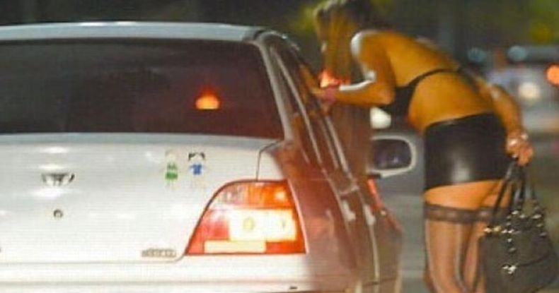 Una persona que ofrece servicios sexuales en calle Monteagudo se apoderó de la mochila de un hombre que se encontraba en las inmediaciones.