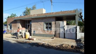 Se ultiman detalles para la inauguración de la Sala de Salud del barrio 12 de Octubre. (LA OPINION)
