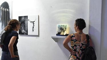 Este lunes de 17:00 a 21:00, en el Centro Cultural Registrarte se va a realizar una activación de la muestra colectiva Territorios Sensibles con la presencia de las artistas que guiarán al espectador por la exposición y compartirán su proceso creativo. Este lunes de 17:00 a 21:00, en el Centro Cultural Registrarte se va a realizar una activación de la muestra colectiva Territorios Sensibles con la presencia de las artistas que guiarán al espectador por la exposición y compartirán su proceso creativo.