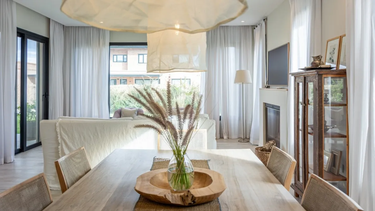 Conexión con el entorno, madera e iluminación ambiental, tres ejes de este proyecto de tres arquitectas neuquinas. Conexión con el entorno, madera e iluminación ambiental, tres ejes de este proyecto de tres arquitectas neuquinas.