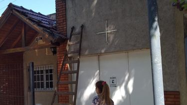 El hombre se encontraba realizando una reparación en el techo cuando cayó accidentalmente desde la cubierta de la casa. El hombre se encontraba realizando una reparación en el techo cuando cayó accidentalmente desde la cubierta de la casa.