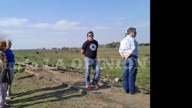 Martínez recorrió varios sectores de la ciudad acompañado por Biglieri. (LA OPINION)