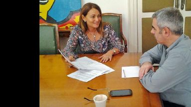 María del Huerto Ratto con el jefe de asesores del Ministerio de Educación, Fernando Espinosa. (PRENSA FRENTE RENOVADOR)