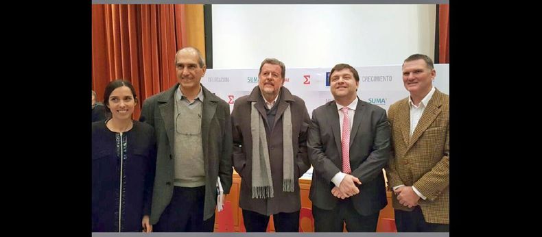 El ministro Jorge Elustondo (en el centro) junto a otros funcionarios que fueron parte del evento en Pilar. (PRENSA MINISTERIO DE PRODUCCION)