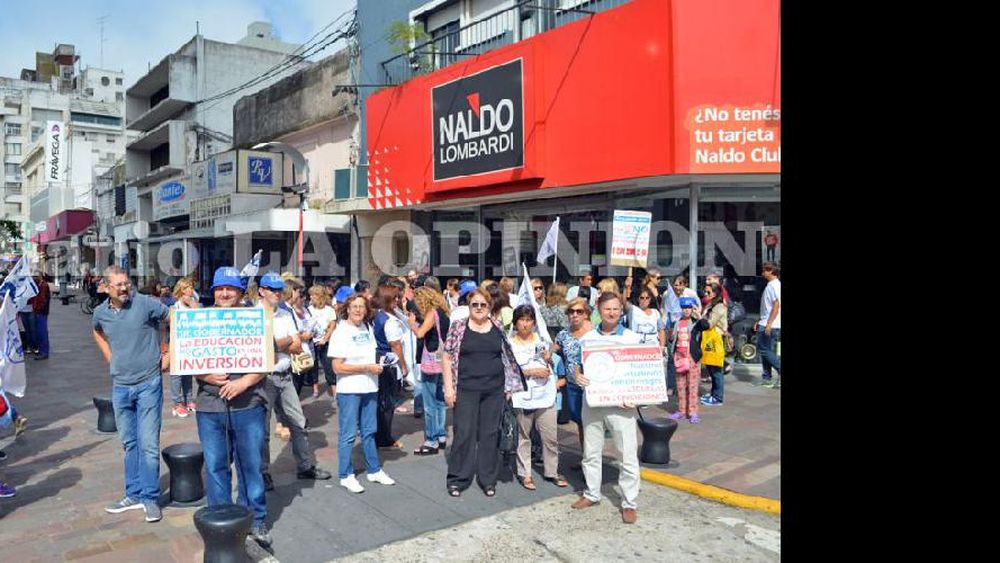 Los trabajadores de la Educación, agrupados en la FEB, se congregaron en Avenida de Mayo y peatonal San Nicolás para informar sobre el conflicto salarial. (LA OPINION)