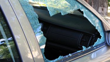 Forzaron una de las puertas para acceder a sustraer las pertenencias del habitáculo. Forzaron una de las puertas para acceder a sustraer las pertenencias del habitáculo.