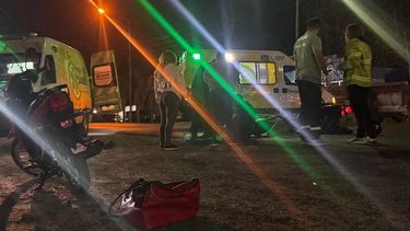 Hospitalizaron a los conductores de dos motos que chocaron en la ruta 8 en la noche de este viernes. Hospitalizaron a los conductores de dos motos que chocaron en la ruta 8 en la noche de este viernes.