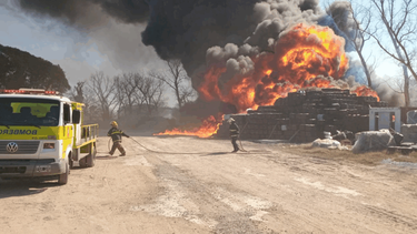 Gran incendio en un corralón de Zona Oeste de San Nicolás. Bomberos controlaron el fuego. Gran incendio en un corralón de Zona Oeste de San Nicolás. Bomberos controlaron el fuego.