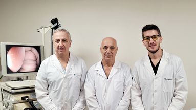 La Pequeña Familia con excelentes profesionales: Aquí los doctores Gerardo García, José Spatola y Alejandro Talani.