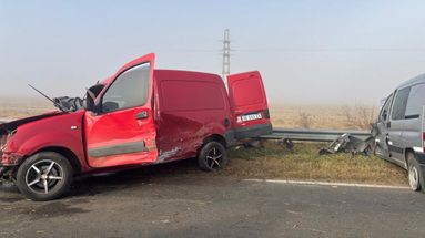 La niebla de la mañana de este martes puede haber incidido en el choque de dos vehículos utilitarios Renault Kangoo en el kilómetro 257 de la ruta 8 entre las localidades de El Arbolito y Mariano H. Alfonzo. La niebla de la mañana de este martes puede haber incidido en el choque de dos vehículos utilitarios Renault Kangoo en el kilómetro 257 de la ruta 8 entre las localidades de El Arbolito y Mariano H. Alfonzo.