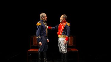 José Neme Carenzo y Gustavo Bevacqua encarnan los roles de José de San Martín y Simón Bolívar. José Neme Carenzo y Gustavo Bevacqua encarnan los roles de José de San Martín y Simón Bolívar.