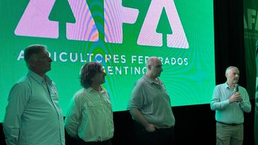 Roberto Chiarcossi (Arrecifes), Alejandro Repetto (Pergamino), Claudio Mahfud (Rojas) y Darío Marinozzi, presidente de AFA durante la presentación del nuevo formato regional. Roberto Chiarcossi (Arrecifes), Alejandro Repetto (Pergamino), Claudio Mahfud (Rojas) y Darío Marinozzi, presidente de AFA durante la presentación del nuevo formato regional.