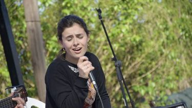 Este sábado en Junta Centro Cultural, Greta Jacobo (foto) y Félix Robledo proponen el espectáculo Canción de autor latinoamericana. Este sábado en Junta Centro Cultural, Greta Jacobo (foto) y Félix Robledo proponen el espectáculo Canción de autor latinoamericana.