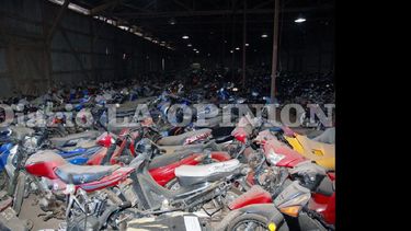 Hay más de cinco mil motos en el predio; más de tres mil están alojadas dentro de los galpones, el resto queda afuera.  (ARCHIVO LA OPINION)