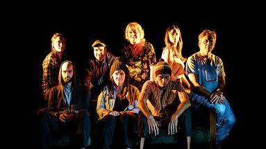 La omisión de la familia Coleman. El elenco ofrece interpretaciones sólidas y precisas, dando vida a personajes intensos que equilibran drama y humor con naturalidad. La omisión de la familia Coleman. El elenco ofrece interpretaciones sólidas y precisas, dando vida a personajes intensos que equilibran drama y humor con naturalidad.