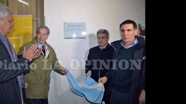 El jefe comunal acompañó a Ernesto Illia a descubrir una placa que colocó el Municipio en memoria de Don Arturo. (LA OPINION)
