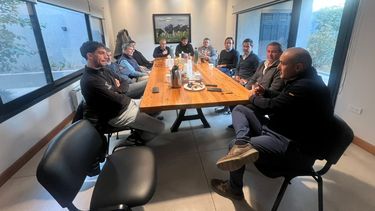 La reunión Sebastián Alconada con referentes de la Lechería de la región se hizo en las oficinas de la empres Produgenes.
