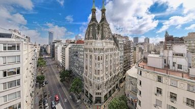 “Buenos Aires Revelada” combina la sensibilidad estética con una reflexión sobre el patrimonio arquitectónico cotidiano, ese que no siempre está protegido pero constituye la memoria visual de los porteños. “Buenos Aires Revelada” combina la sensibilidad estética con una reflexión sobre el patrimonio arquitectónico cotidiano, ese que no siempre está protegido pero constituye la memoria visual de los porteños.