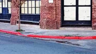 pergamino: rige la prohibicion de estacionar y detenerse en cordones pintados de rojo pergamino: rige la prohibicion de estacionar y detenerse en cordones pintados de rojo