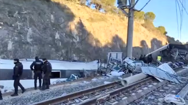 Capturas de un video difundido por la Guardia Civil de España luego del choque entre dos trenes de alta velocidad en la localidad de Adamuz, Córdoba Capturas de un video difundido por la Guardia Civil de España luego del choque entre dos trenes de alta velocidad en la localidad de Adamuz, Córdoba