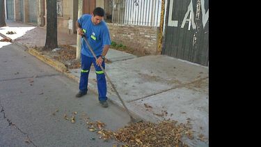 El barrido presenta dificultades en la zona céntrica de la ciudad. (LA OPINION)