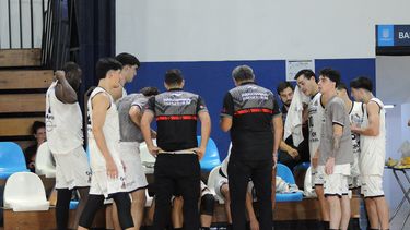 El plantel de Pergamino Básquet escucha las indicaciones de Maffei durante un tiempo muerto.