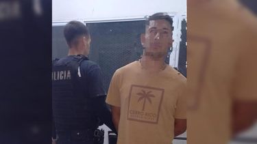 El sábado en calle Güiraldes arrestaron a un sujeto de 27, quien iba al mando de un Renault Sandero que impactó contra la mampostería del frente de una edificación familiar provocándole daños.