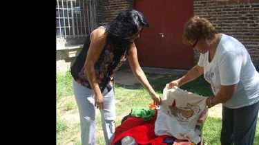 Patricia de Lucca, junto a la tallerista Graciela Torres. (GOBIERNO DE PERGAMINO)