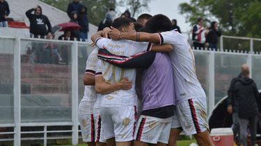 Douglas Haig hizo valer en Chivilcoy la diferencia que logró en el partido de ida y festejó la clasificación. Douglas Haig hizo valer en Chivilcoy la diferencia que logró en el partido de ida y festejó la clasificación.