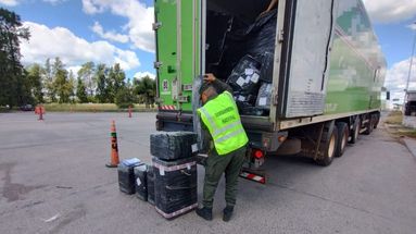 Efectivos de Gendarmería Nacional Argentina, pertenecientes a la Sección Seguridad “Paraná de las Palmas” del Escuadrón 63 “Zárate–Brazo Largo”, secuestraron un importante cargamento de cigarrillos de origen extranjero durante un operativo de control realizado sobre la Ruta Nacional N°12, a la altura del kilómetro 85.500, en la zona donde funcionaba el antiguo peaje. Efectivos de Gendarmería Nacional Argentina, pertenecientes a la Sección Seguridad “Paraná de las Palmas” del Escuadrón 63 “Zárate–Brazo Largo”, secuestraron un importante cargamento de cigarrillos de origen extranjero durante un operativo de control realizado sobre la Ruta Nacional N°12, a la altura del kilómetro 85.500, en la zona donde funcionaba el antiguo peaje.