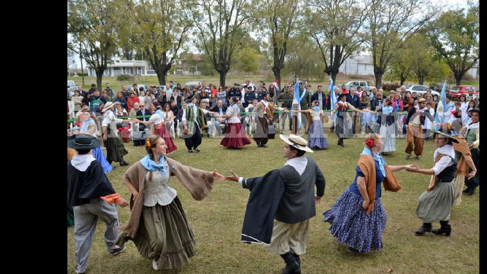 El Cuerpo Municipal de Danzas, dirigido por Pedro Marlo, realizó las interpretaciones del pericón, gato y chacarera. (LA OPINION)