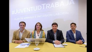 La diputada Ratto junto a Daniel Arroyo y jóvenes del  Frente Renovador, durante la presentación del proyecto. (FRENTE RENOVADOR)