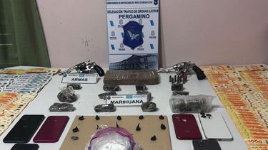 La Policía les secuestró dosis de estupefacientes, aparatos de telefonía celular, dinero en efectivo y otros elementos que suman evidencias para acreditar la actividad criminal de distribución y venta de drogas al menudeo. La Policía les secuestró dosis de estupefacientes, aparatos de telefonía celular, dinero en efectivo y otros elementos que suman evidencias para acreditar la actividad criminal de distribución y venta de drogas al menudeo.