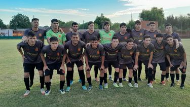 En un partido que tuvo de todo, por la zona 2 el Rojo le ganó como visitante a Defensores Unidos por 3 a 2. En un partido que tuvo de todo, por la zona 2 el Rojo le ganó como visitante a Defensores Unidos por 3 a 2.