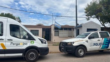 Una ambulancia de Same custodiada por personal policial intervino en la asistencia de los docentes lesionados. Una ambulancia de Same custodiada por personal policial intervino en la asistencia de los docentes lesionados.