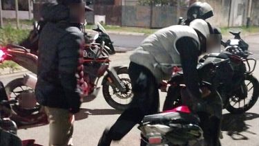 En Pergamino la Policía se desplegó por varios barrios desarrollando operativos de controles vehiculares y de personas. En Pergamino la Policía se desplegó por varios barrios desarrollando operativos de controles vehiculares y de personas.