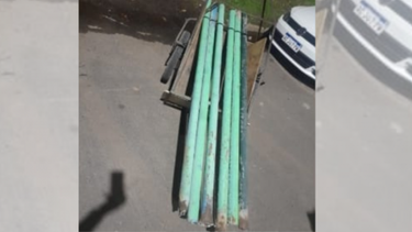 Dos detenidos por robo de caños de una cancha en San Nicolás. Dos detenidos por robo de caños de una cancha en San Nicolás.