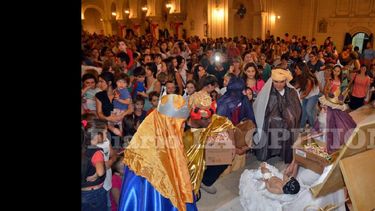 Los Reyes Magos visitaron Pergamino y los niños disfrutaron de su presencia
