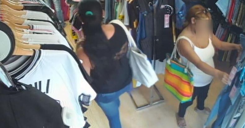 La estrategia de las mecheras es distraer a la encargada del local probándose ropa, mientras la cómplice sustrae pertenencias de valor.