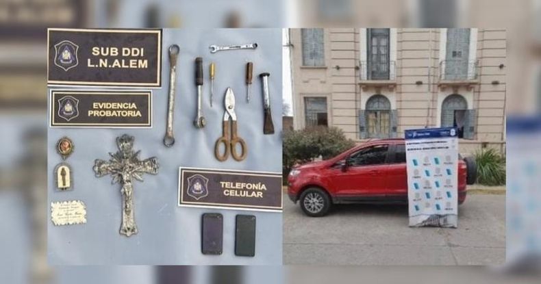 El automóvil Ford Ecosport rojo fue identificado por cámaras de seguridad de inmediaciones de los cementerios de las localidades donde robaron floreros y placas de bronce de tumbas, nochos y panteones.